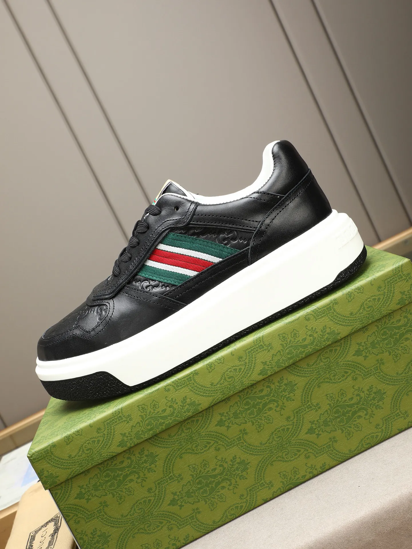 Men's shoes 💰480 New men's shoes GUCCI Fashion trend Made of first-layer calfskin ➕ washed sheep lining! The foot feels super comfortable and the workmanship is impeccable. Foam ultra-light outsole, size: 38-44 (45 customized) 3 colors to choose from!